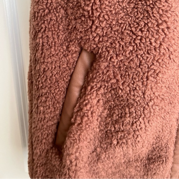 Abercrombie & Fitch Cozy Sherpa Zip-Up Vest - Picture 3 of 6